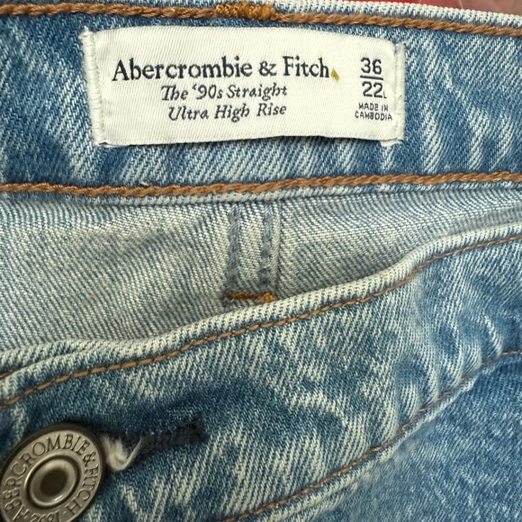 Abercrombie & Fitch '90s Straight Ultra High Rise Jeans - Picture 3 of 16